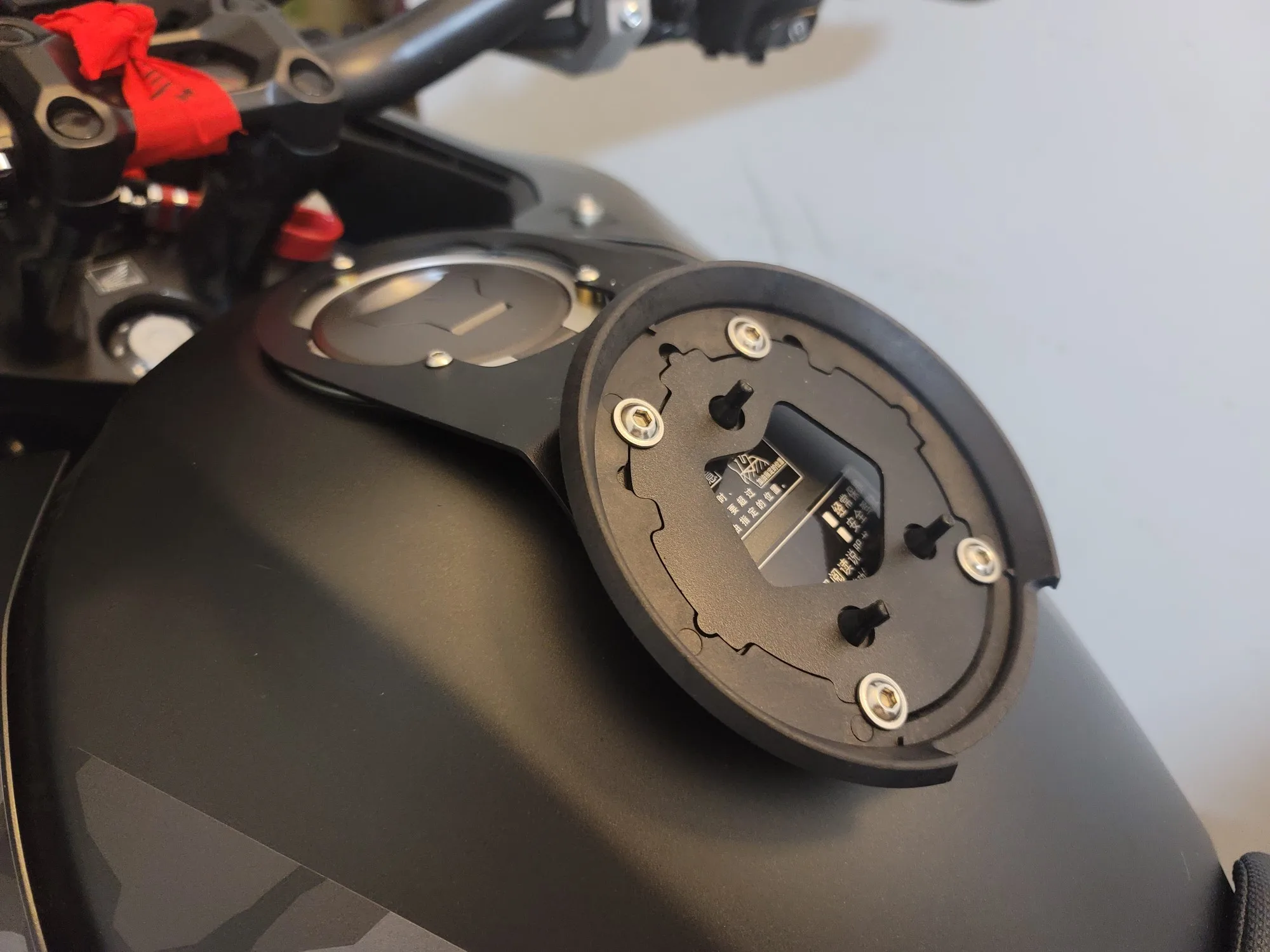 BF44 Motosiklet Yakıt Deposu Kapağı çanta kılıfı Braketi Tanklock Plastik Flanş Halka Plaka Honda CB500X CB 500X 2013-2022 CB300 Görüntü 4